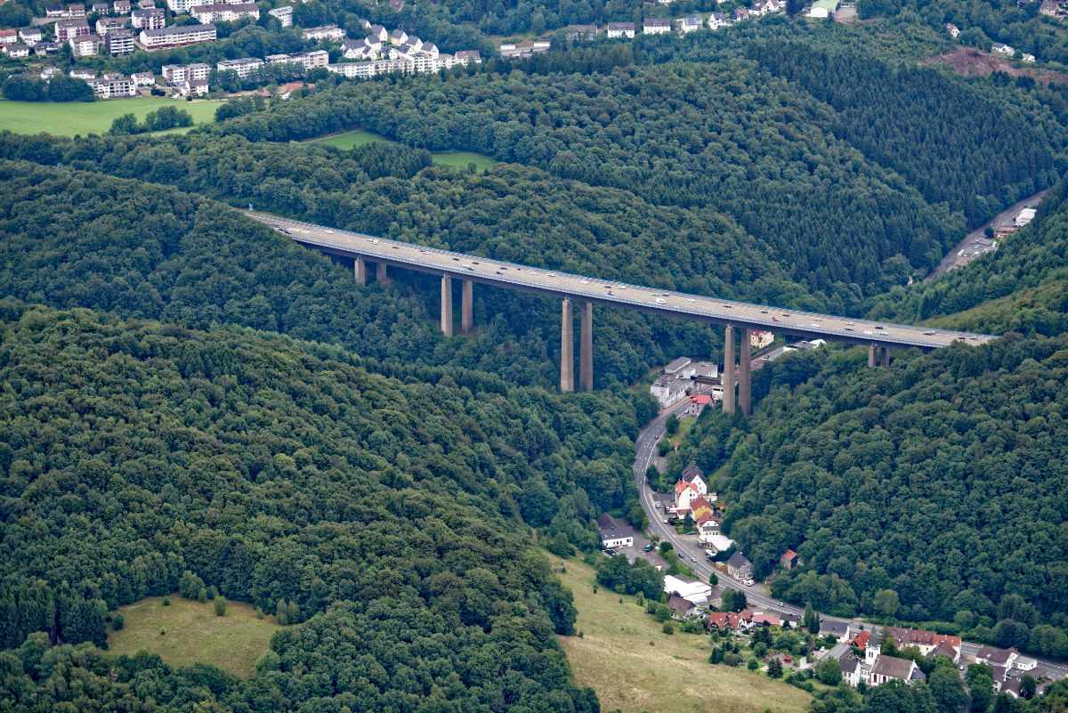 Talbrücke Rahmede bei Lüdenscheid, Aufnahme von 2015 (Quelle: Wikimedia cc 3.0, Michael Kramer)